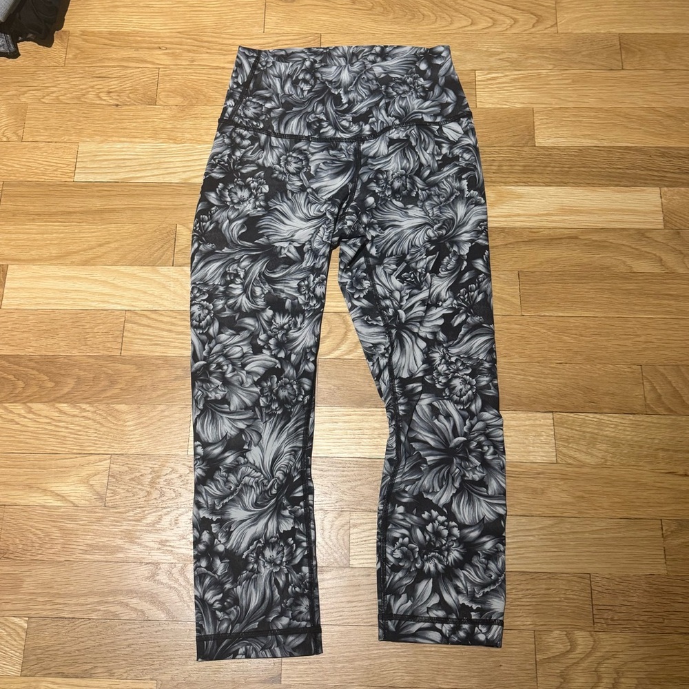 Lululemon Black and Gray Patterned Leggings